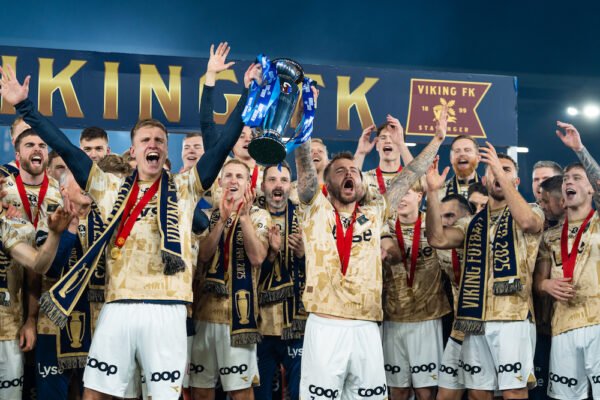 SKY05249 Vikingspillere i gulldrakten