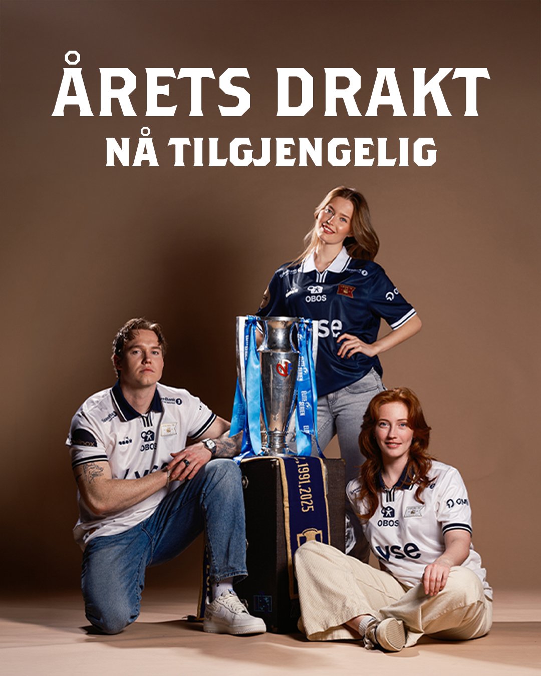 Vikingdrakter 2026 nå tilgjengelig til mobil med person i draktene og pokal