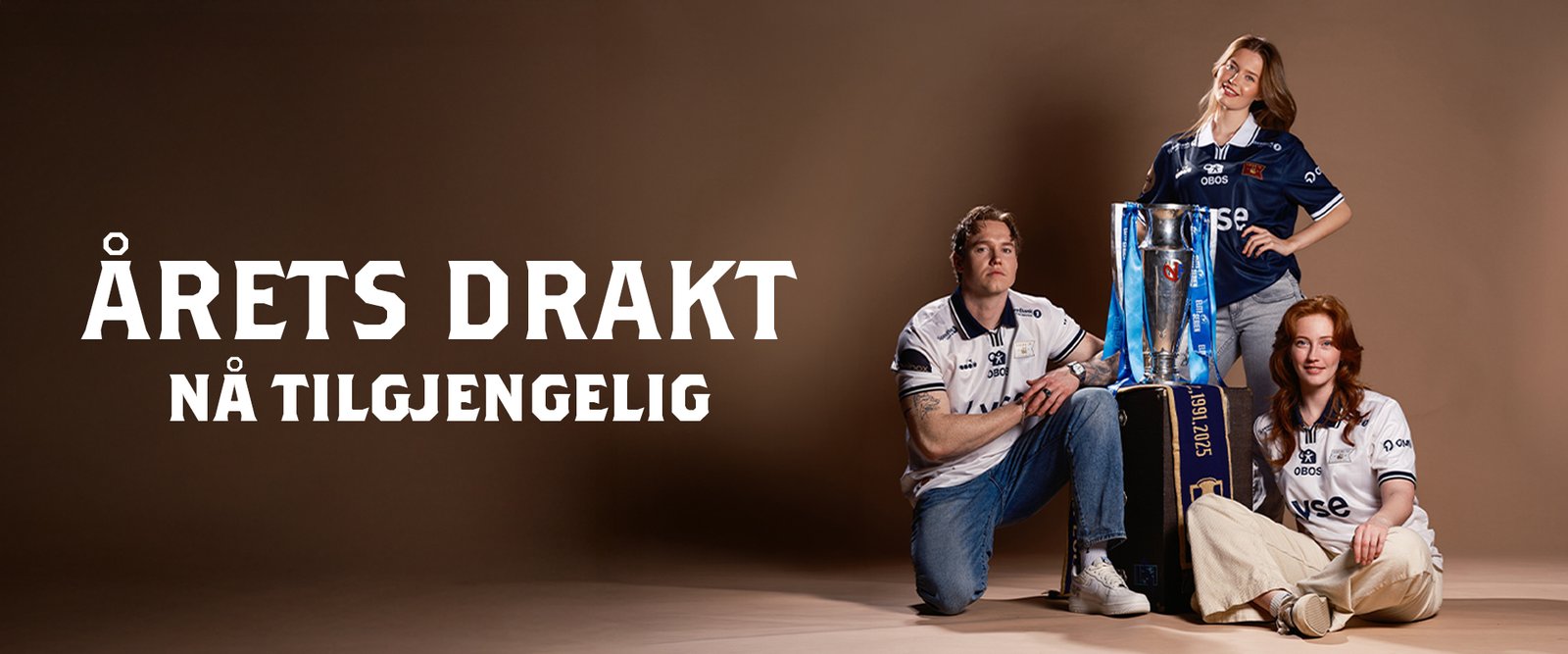 Vikingdrakter 2026 nå tilgjengelig med personer i drakten og pokalen