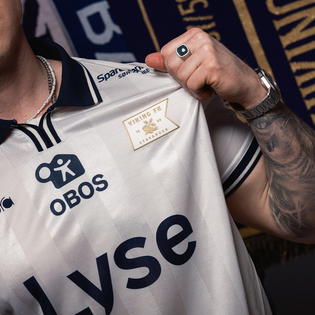 Vikingbortedrakt kort arm 2026 med fokus på viking logo